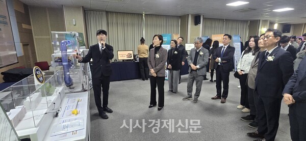 박성희 학장이 졸업작품 전시장을 둘러보며 학생으로부터 작품 설명을 듣고 있다. 사진=서아론 기자