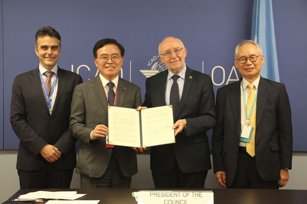 진교훈 구청장(좌측 두 번째)이 6월 26일 ICAO 본부 의장 회의실에서 살바토레 샤키타노(우측 두 번째) 의장에게 서한문을 전달하고 있다. 사진=강서구사진3: 강서구청 전경. 사진=강서구