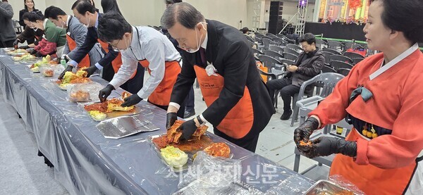 홍문표 한국농수산식품유통공사(aT) 사장(오른쪽 두 번째)이 김칫소를 배추에 버무리며 김장 체험에 참여하고 있다. 사진=서아론 기자