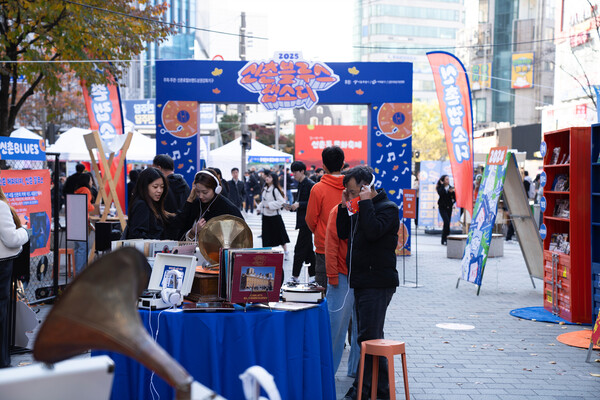 시민들이 ‘2025 신촌 블루스 랩소디’를 즐기고 있다. 사진=서대문구