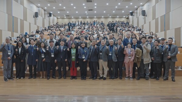 한국조리학회는 12월 6일 부산 경성대에서 ‘2025년 제93차 정기 추계 국제학술대회’를 성료했다. 이번 행사는 국내외 학계, 산업계, 공공기관 관계자 등 600명이 참석했다. 참석자들이 기념촬영을 하고 있다. 사진=한국조리학회