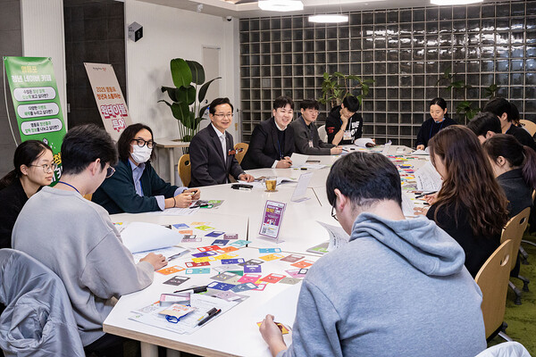 청년들과 소통하고 있는 최호권 구청장(청년 원테이블 투어). 사진=영등포구