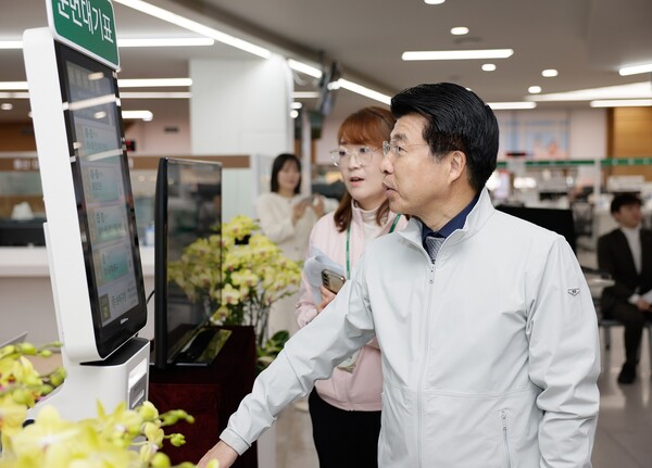 송파구는 지난해 10월 행정안전부 주관 ‘2025년 국민행복민원실’ 인증 심사에서 재인증을 받아 4회 연속 인증을 획득했다. 서 구청장이 2층 민원행정과를 살펴보고 있다. 사진=송파구