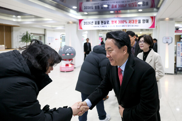 이성헌 서대문구청장이 2026년 첫 근무일인 2일 아침 청사 로비에서 출근하는 직원들과 새해 인사를 나누며 악수하고 있다. 서대문구는 이날 구청장이 직원들을 일일이 맞이하는 것으로 시무식을 대신했다. 사진=서대문구