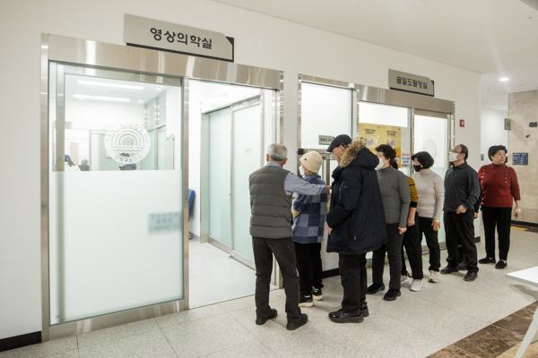 지난 2일 노인일자리 참여자들이 X-ray촬영을 위해 대기하고 있는 모습. 사진=양천구