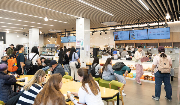 서대문구 '카페 폭포'가 이용자들로 가득 차 있다. 사진=서대문구