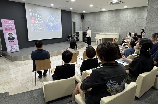 사단법인 행복교육누리와 아이지킴연대가 지난 27일 현대백화점 목동점 문화센터에서 개최한 ‘AI 시대의 자녀교육과 미래형 인재’ 명사특강이 학부모들의 높은 관심 속에 성료됐다. AI리터러시 연구소 허향숙 소장이 특강을 펼치고 있다. 사진=사단법인 행복교육누리